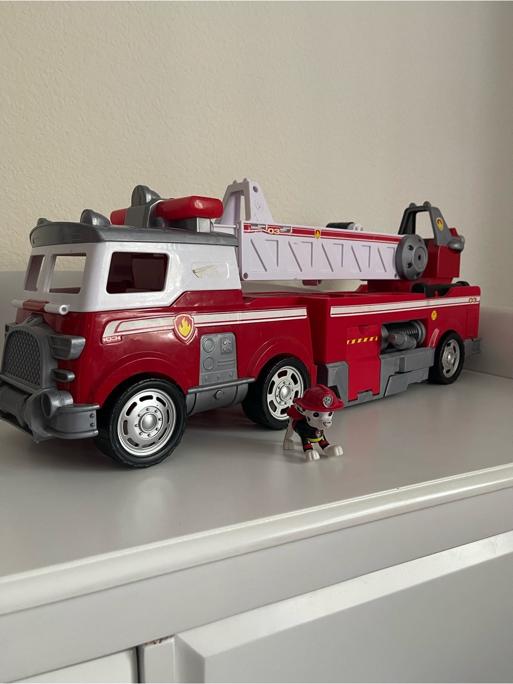 PAW Patrol Ultimate Rescue Fire Truck and Marshall character included